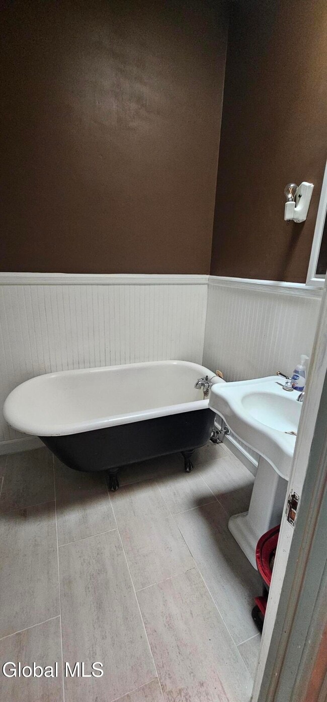 Building Photo - 44 Clinton Ave