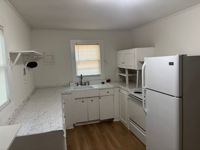 Building Photo - 3 Bedroom house newly renovated