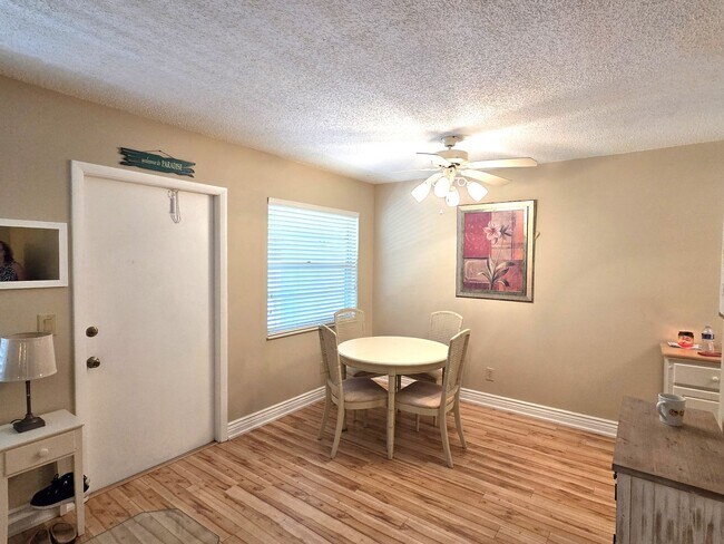 Building Photo - Adorable Furnished One Bedroom in Vista Ga...