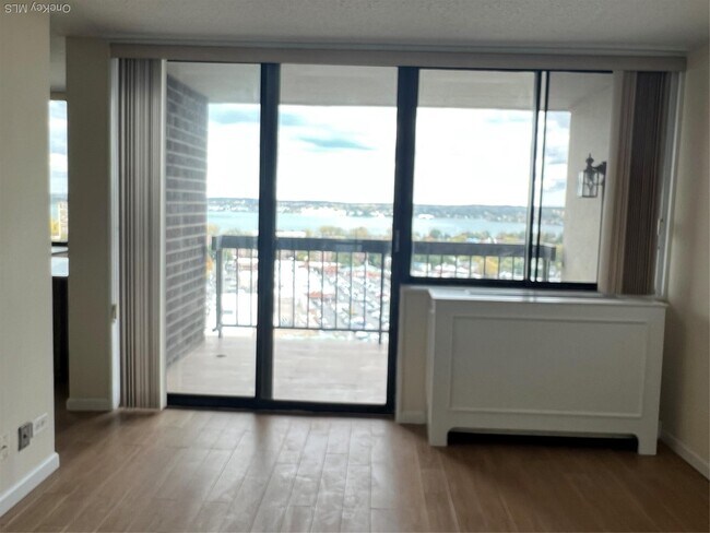 Building Photo - 2 Bay Club Dr