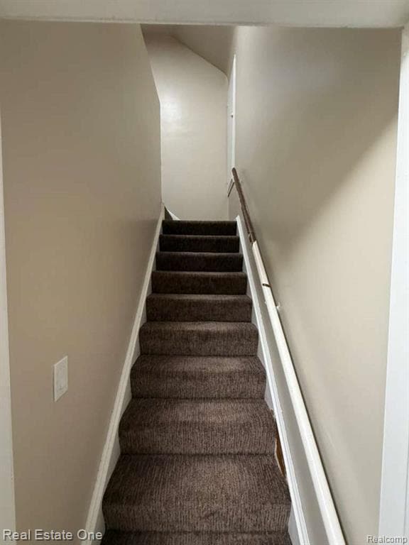 Building Photo - 6835 Rosemont Ave