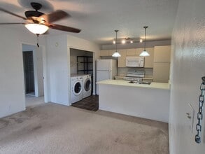 Building Photo - Centrally located 1bd, 1ba, 1pkg 512sqft. w/Lanai for $2000