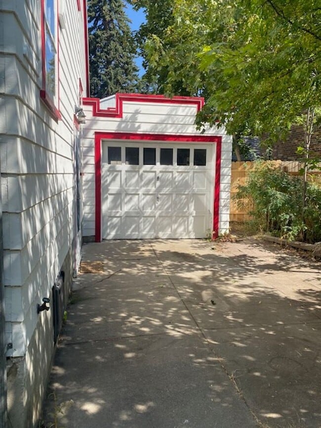 Building Photo - $2,695 / AVAILABLE NOW! 3BD Single Family Home