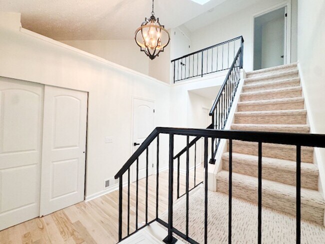 Building Photo - Amazing High-End Townhouse - End Unit - Ca...