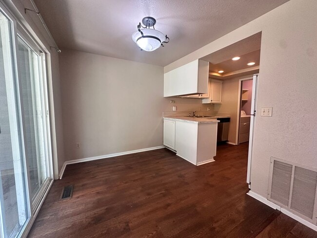 Building Photo - Charming Bellevue Rental – Available May 1st!