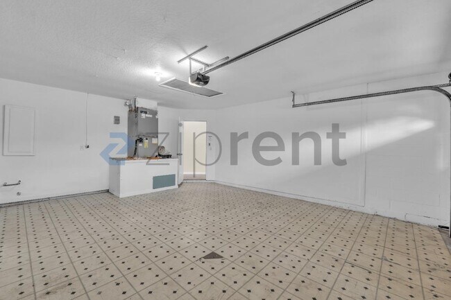 Building Photo - 2012 Dumont Dr