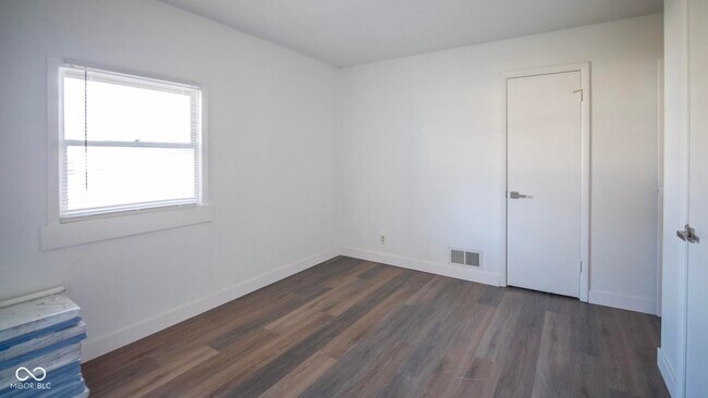 Building Photo - 2323 W 59th St