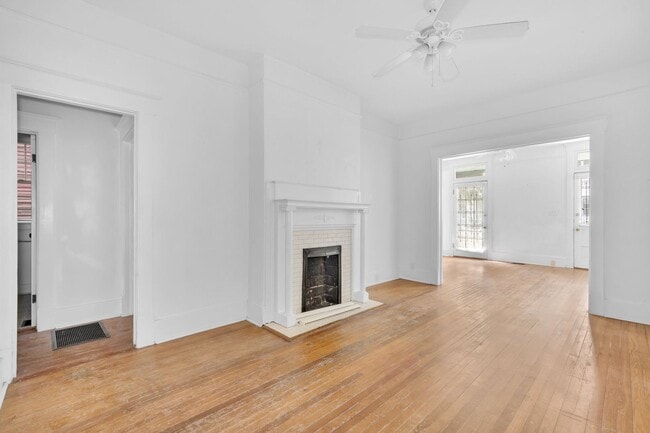 Building Photo - 2 BED | 1 BATH | STARLAND | PARKING SPACE INCLUDED