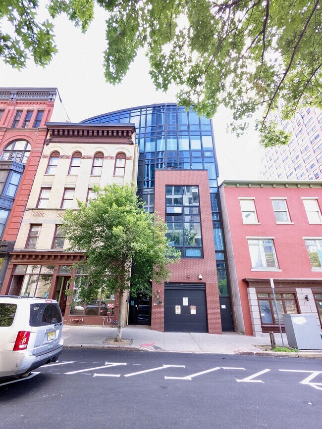 Building Photo - 99 Montgomery St