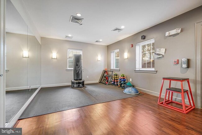 Building Photo - 4129 S Four Mile Run Dr