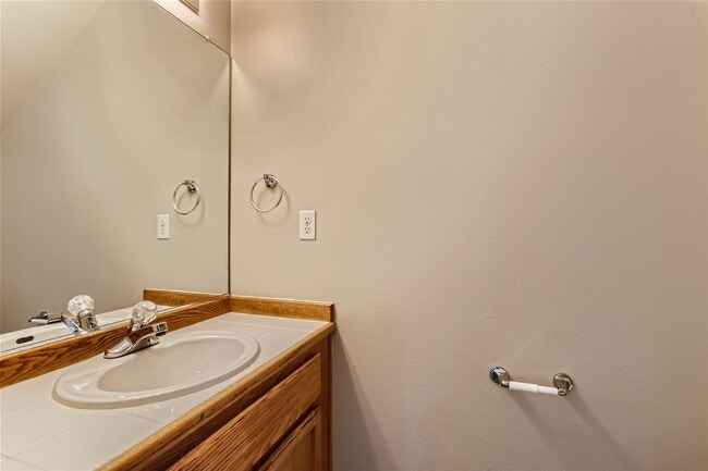Building Photo - Spacious Two-Level Duplex Home with Fenced Backyard in Hillsboro!