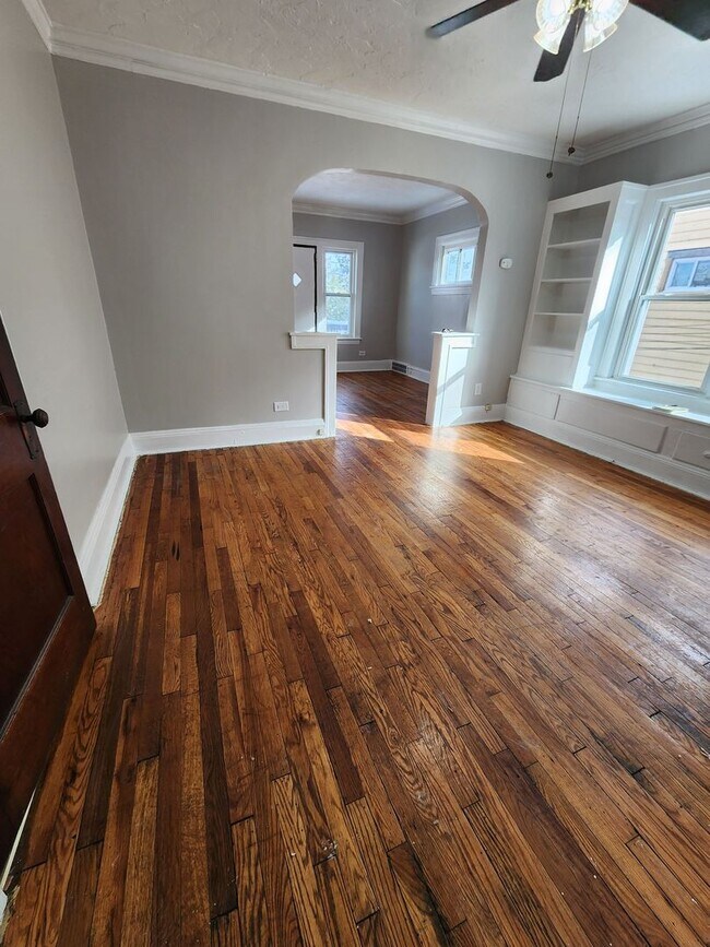 Building Photo - Top Floor 1 Bedroom Apartment with Private Balcony!