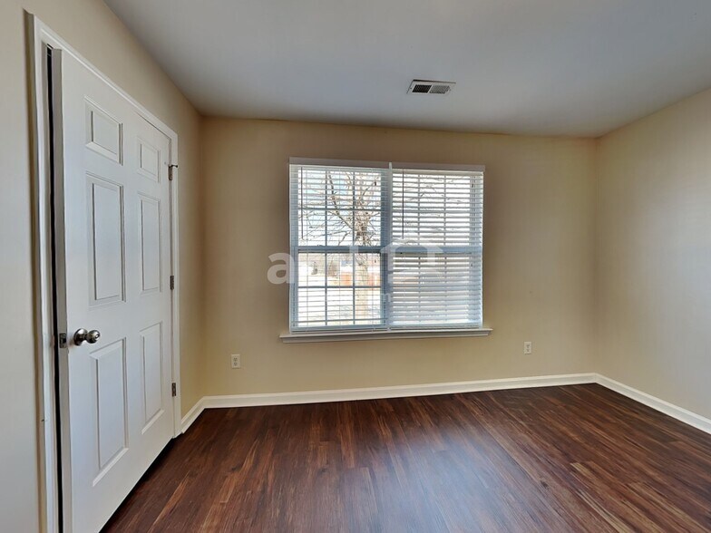 Building Photo - 147 Crescent Creek Ct