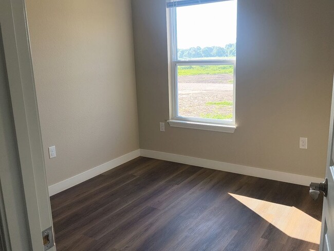 Building Photo - 207 Victory Ln