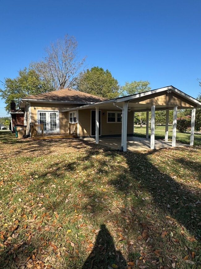 Building Photo - 3 Bed / 2 bath on 1.2 ACRES - 3 car garage...