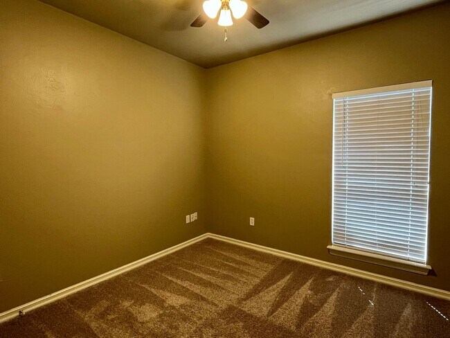 Building Photo - 6737 NW 125th Ct