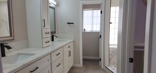 Building Photo - Spacious 4-bedroom Home Available in Desert Shores!