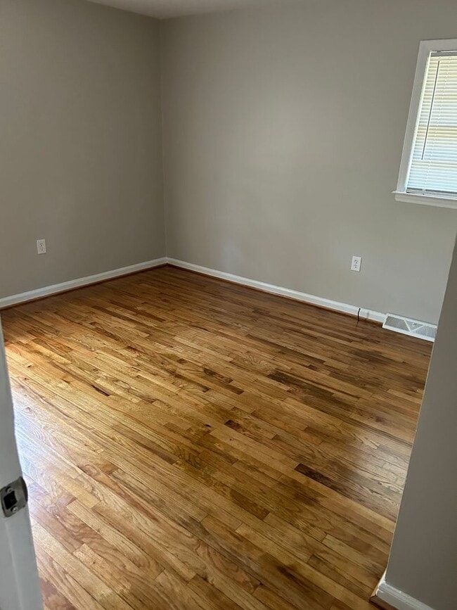 Building Photo - 3 bedroom, one bath house for rent