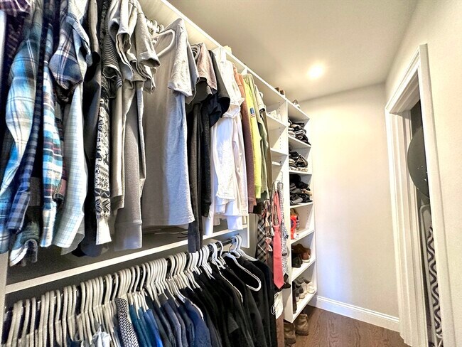 Building Photo - 371 Main St