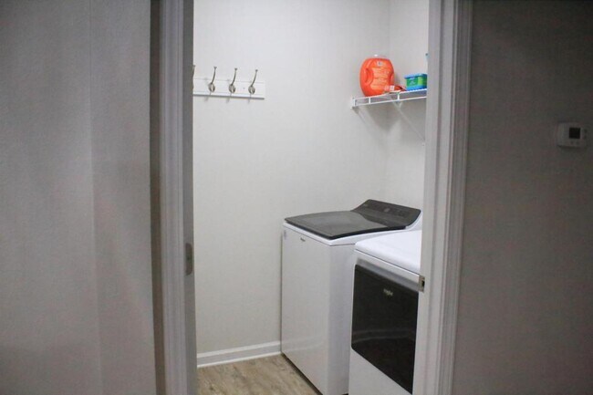 Building Photo - 500 E Marigold Dr