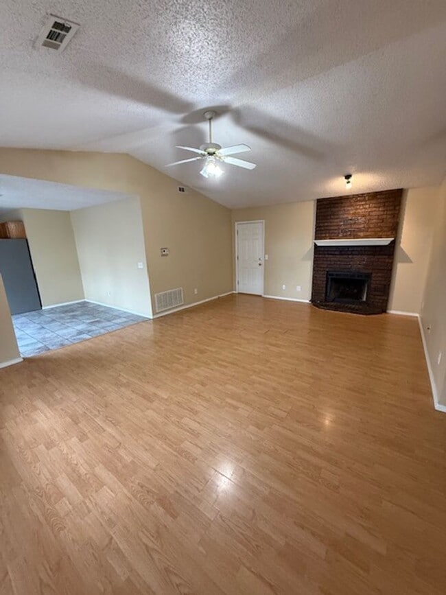 Building Photo - 3 Bedroom Home Available Soon!