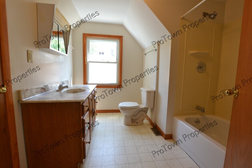 Building Photo - 211 Anderson Ave