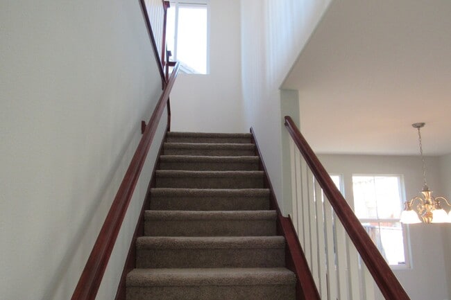 Building Photo - Gorgeous 4 Bed/2.5 Bath in Perfect Pittsburg Location