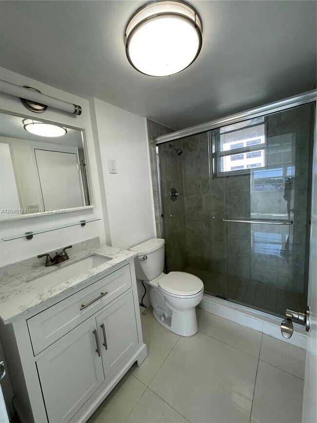 Building Photo - 220 Kings Point Dr