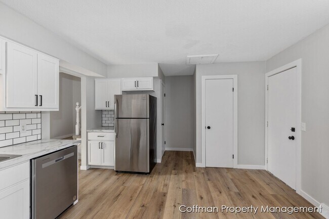 Building Photo - 2511-2513 Ridgefield Dr NE