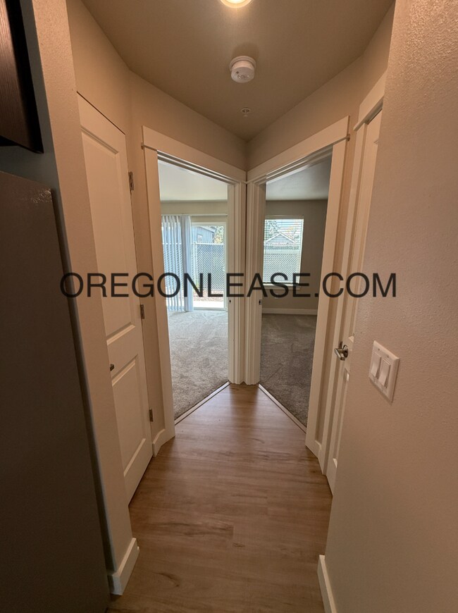 Building Photo - Newer 2-Bedroom Apartment