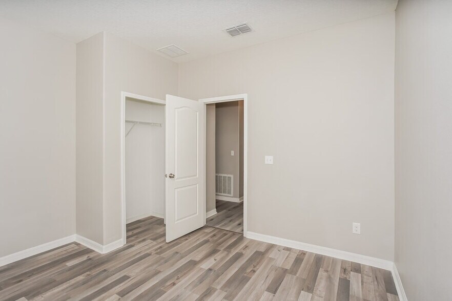 Building Photo - 1309 Oak Pond St