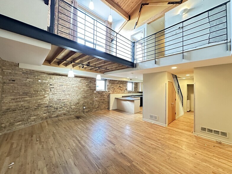 Building Photo - 933 W Irving Park Rd