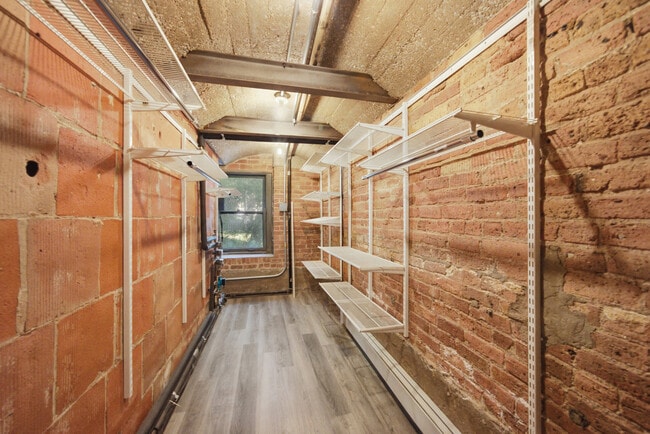Building Photo - 117 S Lombard Ave