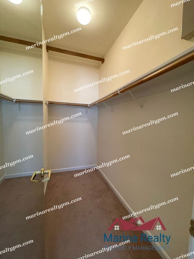 Building Photo - 2 Bedroom, 2 Bath Beautiful Townhouse Cond...