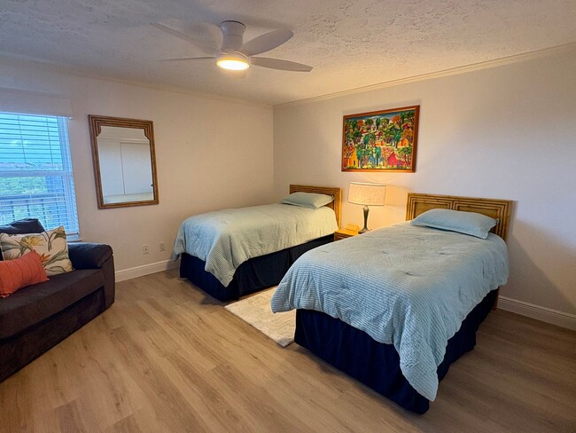 Building Photo - Direct Oceanfront 2/2 Condo in Stuart!