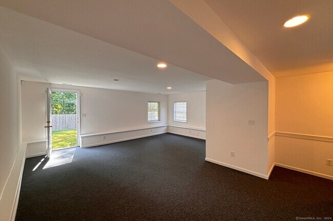 Building Photo - 967 Tunxis Hill Rd