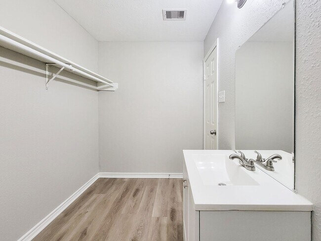 Building Photo - 15814 Murrelet Ct