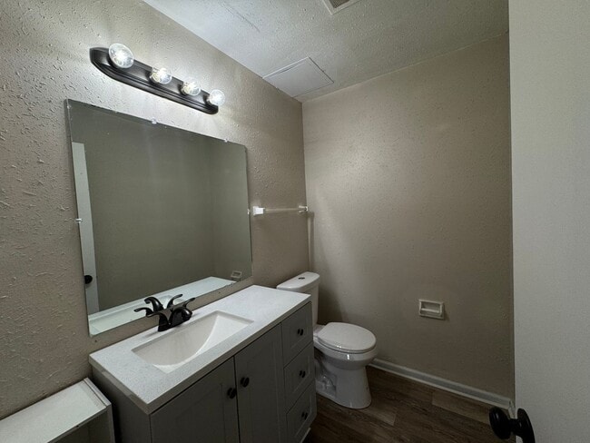 Building Photo - Beautiful 3 Bedroom, 1.5 Bath Townhome wit...