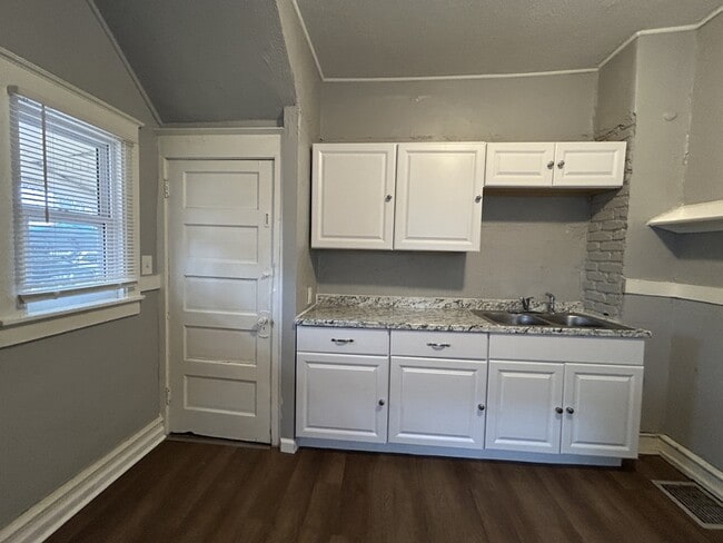 Building Photo - 2416 Cypress Ave