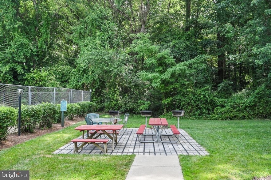 Building Photo - 3874 Lyndhurst Dr