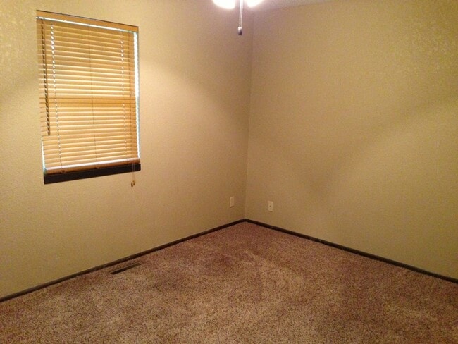 Building Photo - 3 Bedroom, Recently Remodeled, 1 Bath, Bas...