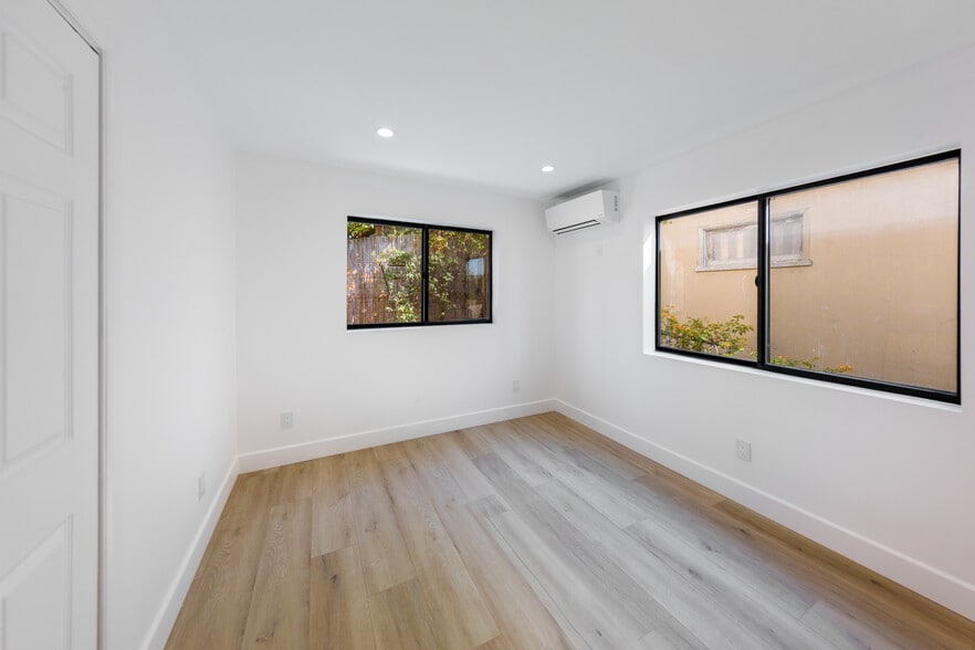 Building Photo - 854 S Sycamore Ave