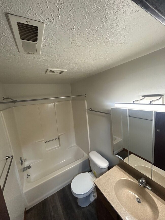 Building Photo - 2 bedroom 1 bath ground floor apartment