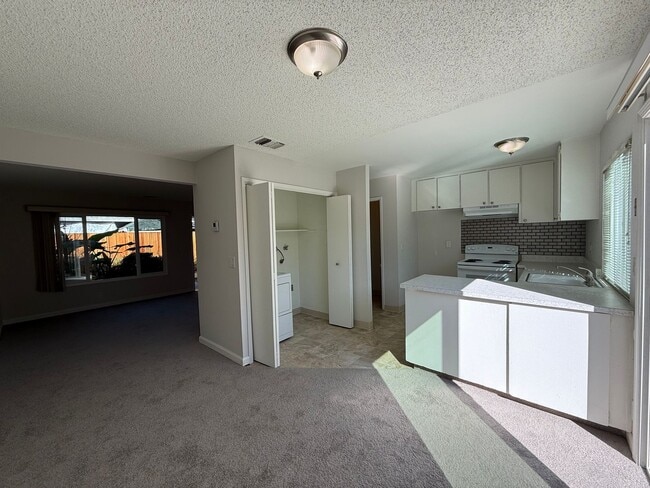 Building Photo - Quiet unit with new paint, new carpet, new windows and Air Conditioning!