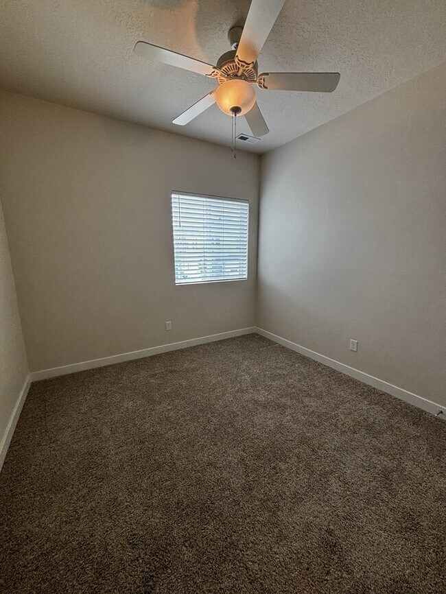Building Photo - Convenient location