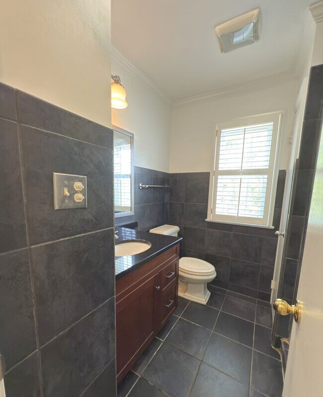 Building Photo - Spacious 3-Bedroom, 3.5 Bath Garage Home I...