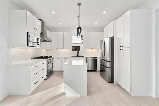 Building Photo - 1500 Sylvan Glade