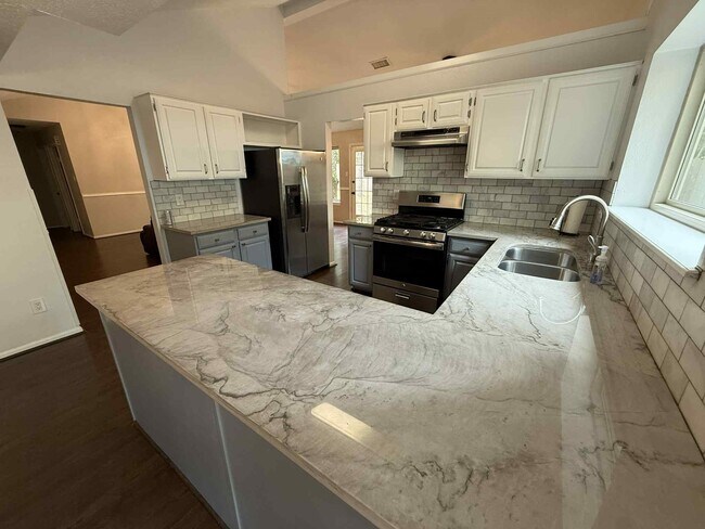 Building Photo - 36 Silver Elm Pl