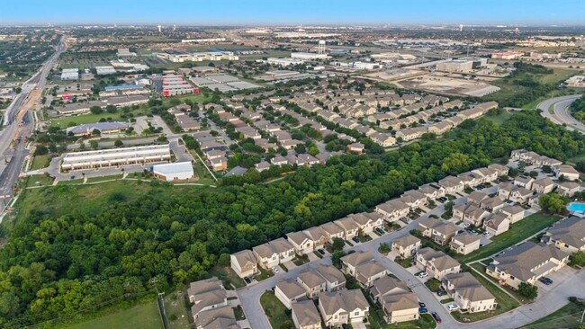 Building Photo - 2105 Town Centre Dr