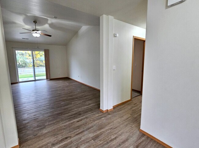 Building Photo - Open, One-Level Living- 4 Bedroom, 2.5 Bath Richland Home with Spacious Backyard